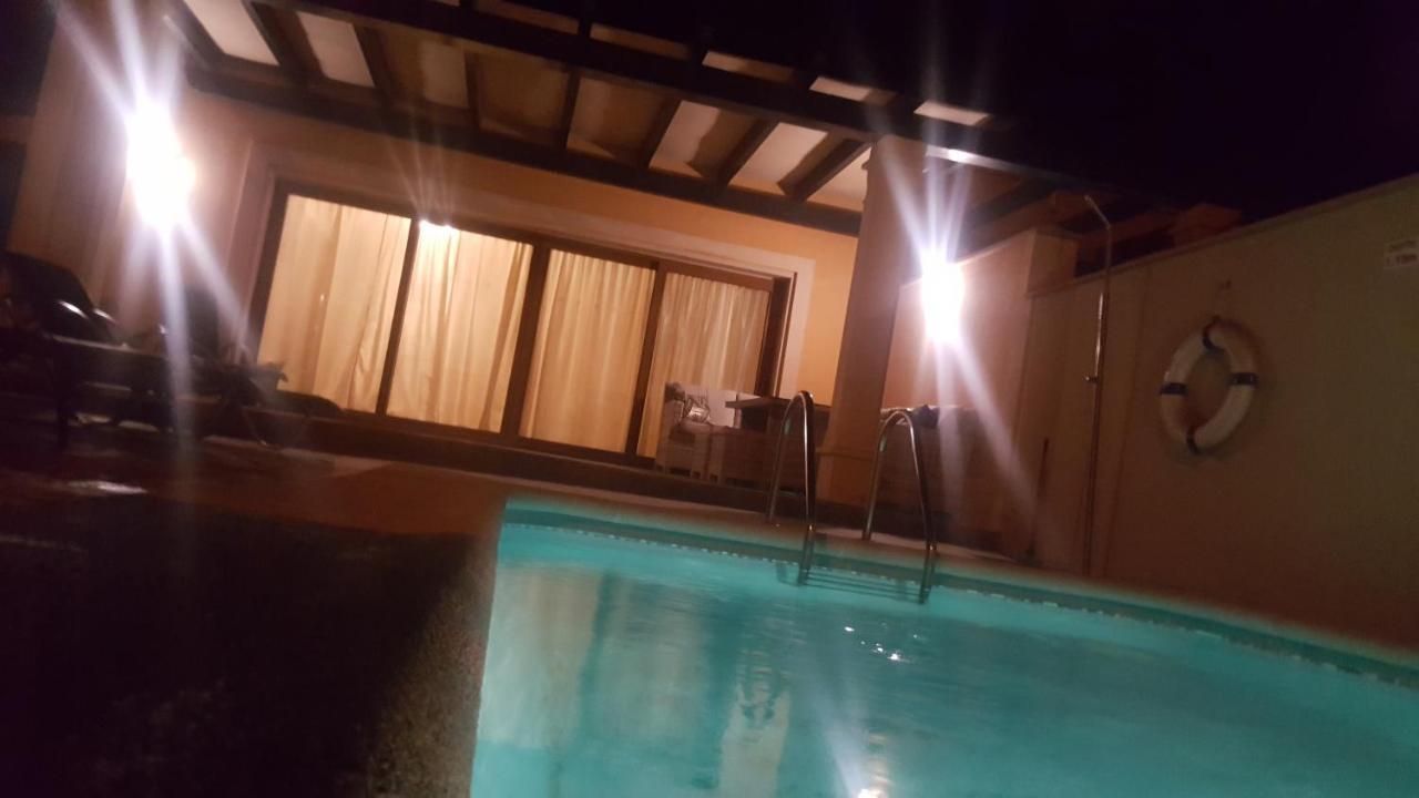 Beautiful, Spacious Villa, Heated Pool, Sleeps Eight, With Quality Furnishings 칼레타데푸스테 외부 사진