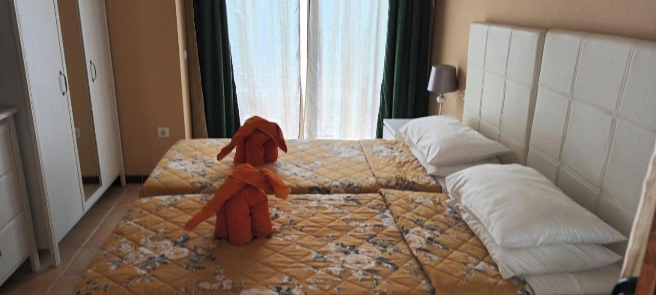 Beautiful, Spacious Villa, Heated Pool, Sleeps Eight, With Quality Furnishings 칼레타데푸스테 외부 사진